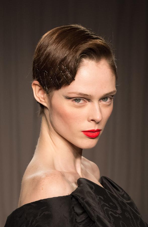 El diseñador Zac Posen fue el precursor de la moda de las horquillas visibles, al utilizar este accesorio para adornar el pelo de las modelos (entre ellas Coco Rocha) que desfilaron para él en la Semana de la Moda de Nueva York en la temporada otoño-invierno 2014-15.