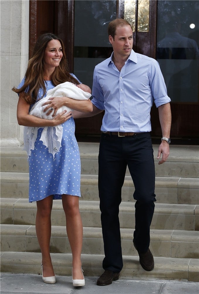 La Duquesa de Cambridge presentó al pequeño George con este vestido de Jenny Packham que recordaba al que en su día llevó Lady Di para hacer lo propio con el Príncipe Guillermo. Este modelo 'polka dotty' azul y blanco dejó de estar disponible en horas.