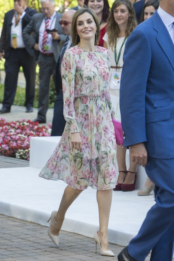 Como os contamos aquel día en Mujerhoy.com, según apareció la Reina Letizia con este vestido de Zara, el modelo floreado dejó de estar disponible en las rebajas de la firma de Inditex.