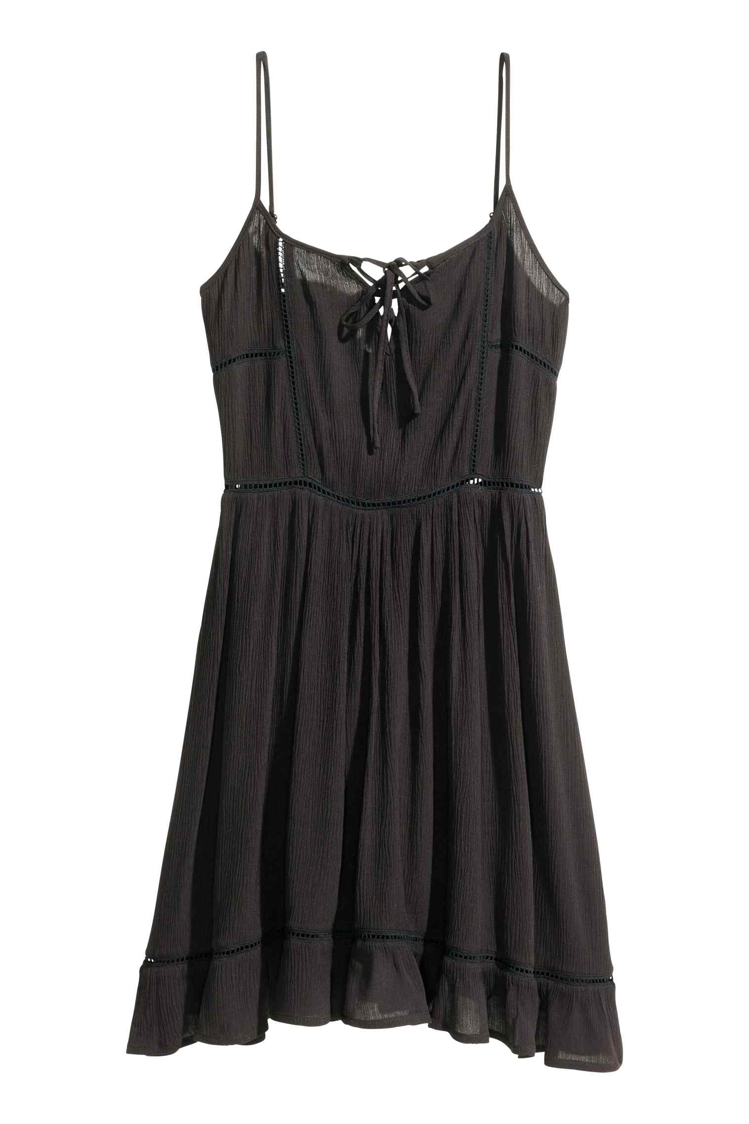 Una de las veraniegas propuestas de H&M en color negro (Precio: 11,99 euros)