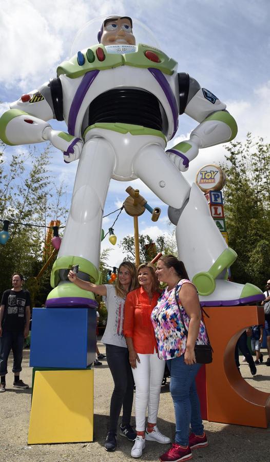 Carla y Caritina Goyanes se hacen un 'selfie' con su madre, Cari Lapique.