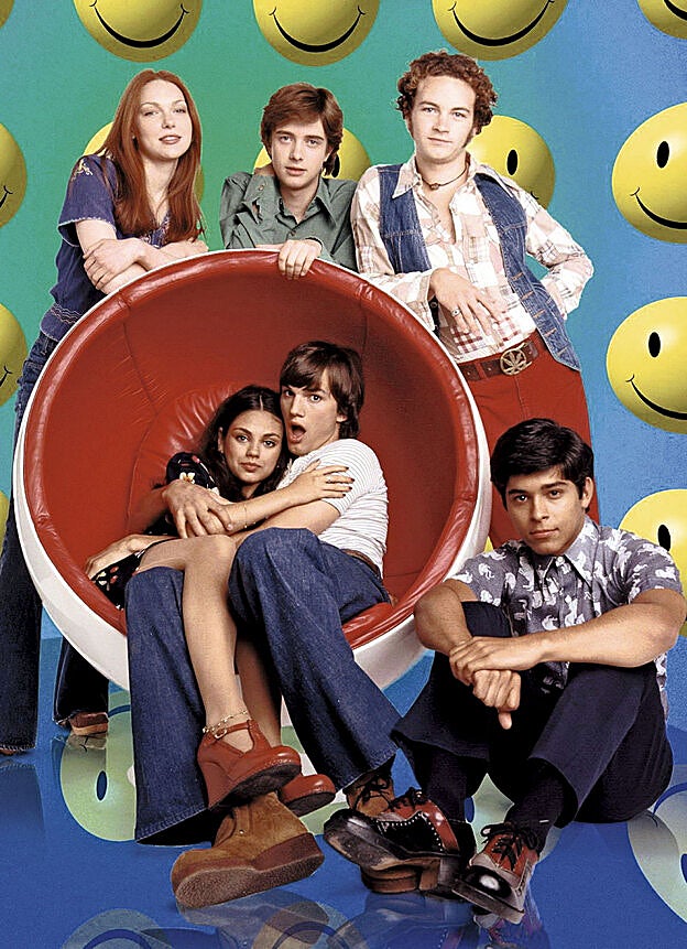 Mila Kunis en Aquellos maravillosos 70, donde conoció a Kutcher (ambos, en el sillón)