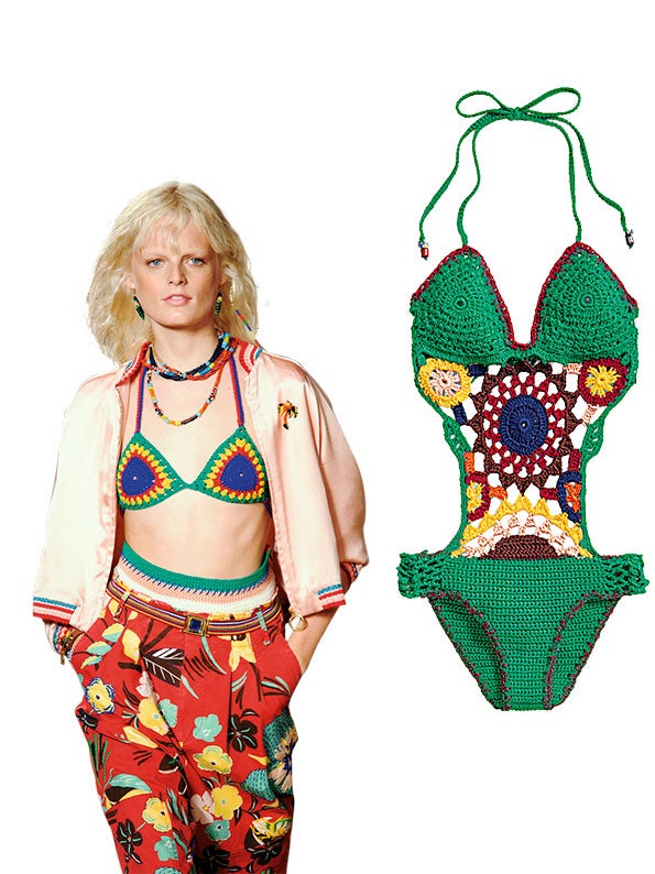 En los 80 triunfó en piscinas y playas (aunque tardaba horas en secarse) y ahora lo hace en forma de bodies de calle, vestidos o otras prendas con espíritu festivalero. (T. Hilfiger)