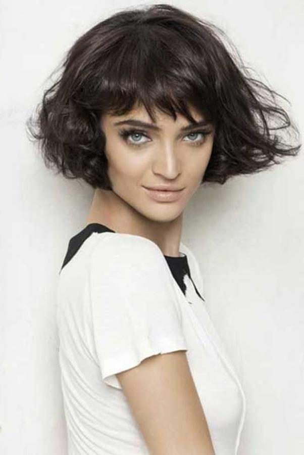 Un corto despuntado en tono oscuro con mucho volumen y puntas disparadas.