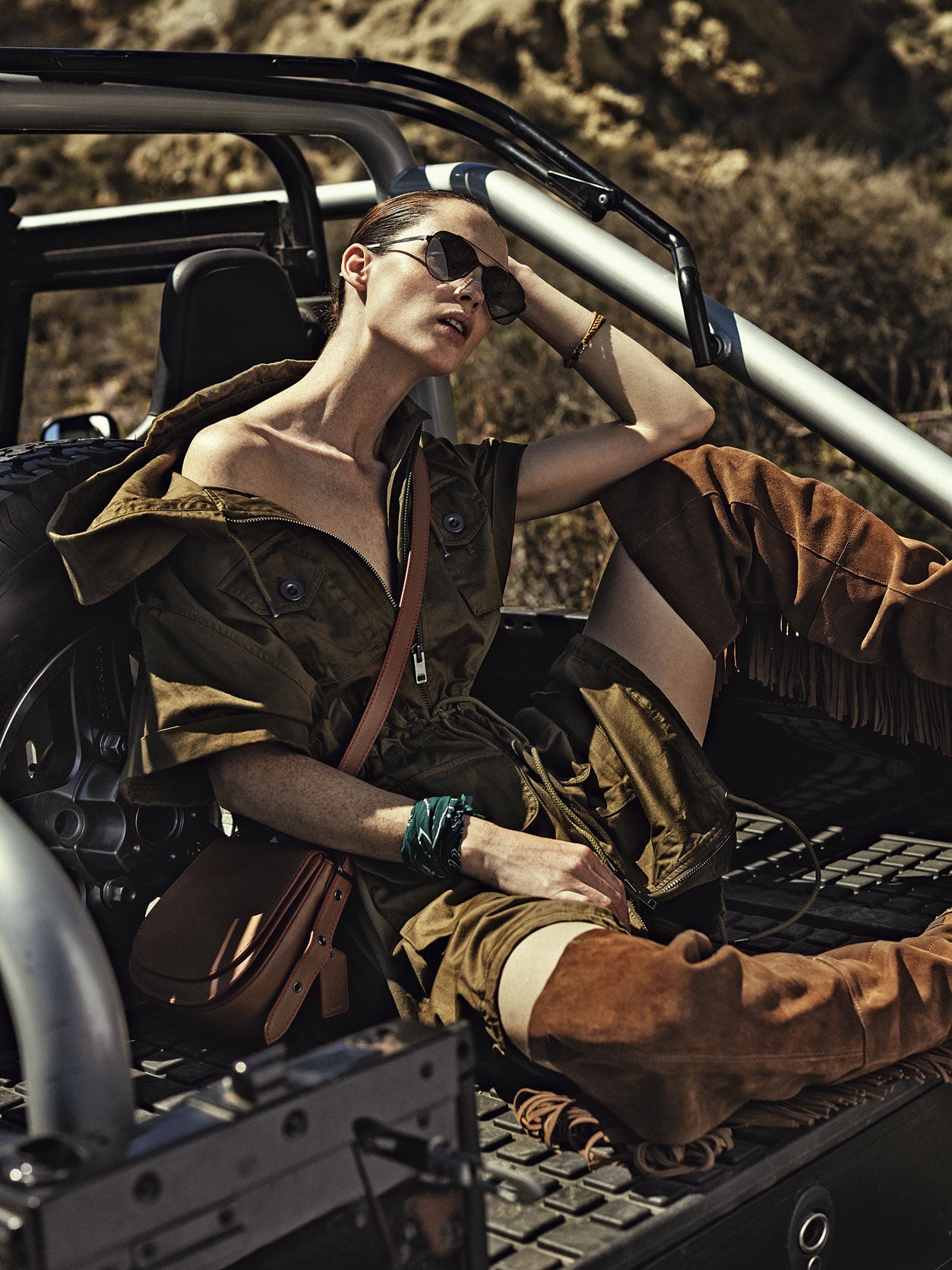 Vestido con capucha de Diesel, bandolera de Coach y botas de Layer Boots. Las gafas de sol son un diseño de Carrera y la pulsera de cuero, de Accesmen. El pañuelo de la muñeca es vintage. Estilismo: José Herrera. Agradecimientos: Land Rover Defender por cortesía de Movilcar. Maquillaje y peluquería: David Carreiro (Talents) para Bobbi Brown y Jean Louis David. Asistentes de estilismo: Fran Jymz y Carolina Taviro.