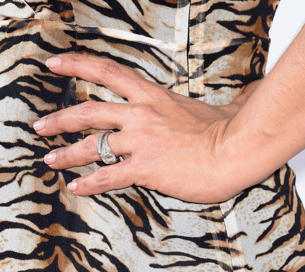 Estas uñas son de la actriz mexicana que como ves se decanta por manicuras muy discretas en tonos pasteles que contrastan con su vestido con estampado de leopardo.