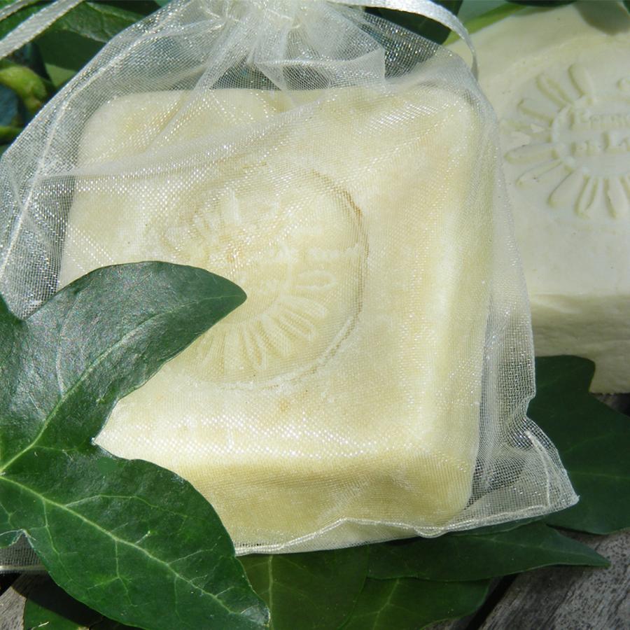 Jabón termal en pastilla de hiedra con efecto reductor. Los jabones se utilizan con la bolsa de organza para potenciar efecto peeling. (5€, en http://www.esenciasdeluna.com/).