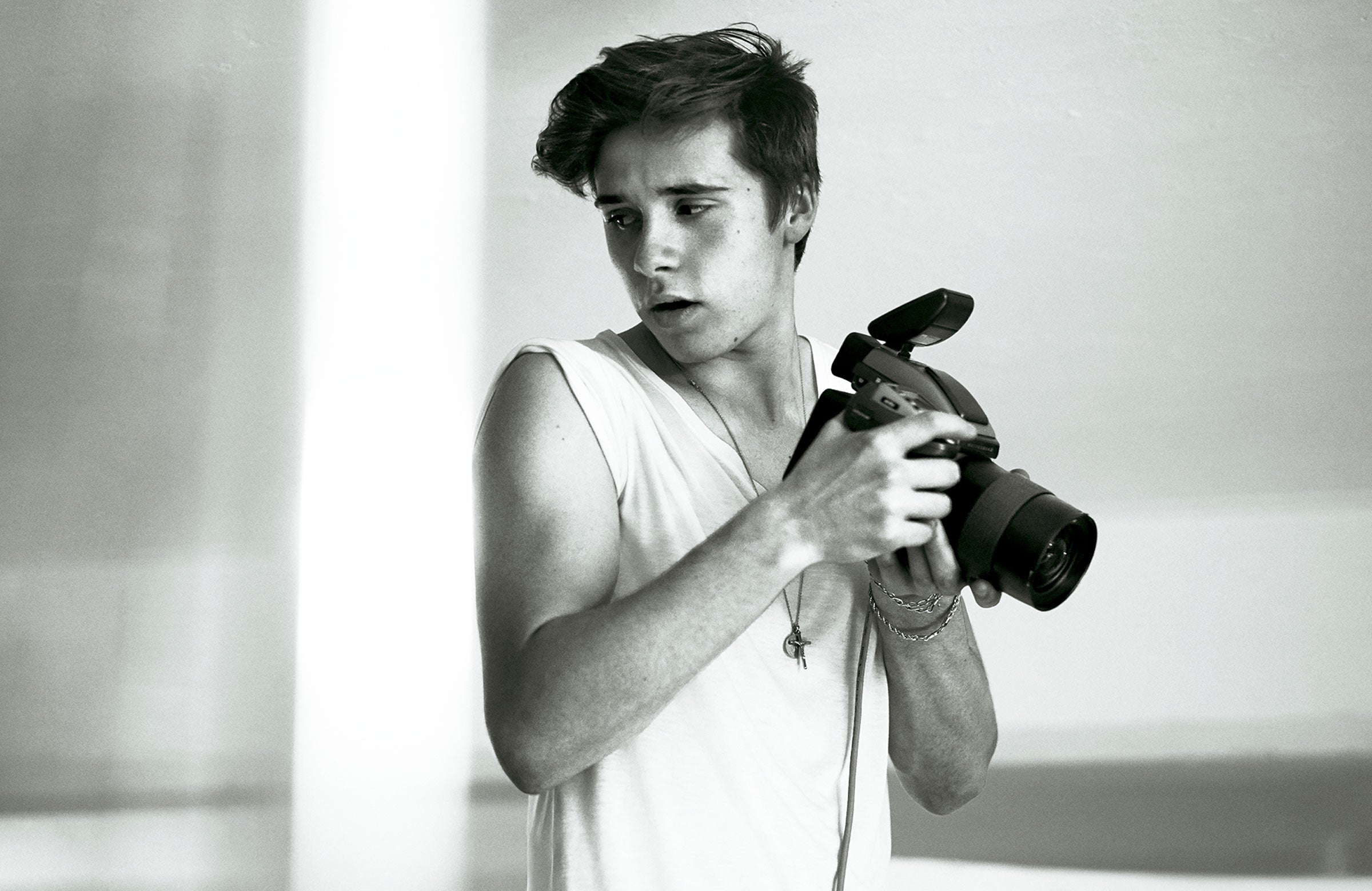 A los hijos de los los beckham les gusta más la moda que el fútbol. Después de ver a Romeo como modelo en la campaña de Burberry, ahora es Brooklyn quien trabaja para la marca, pero de fotógrafo. Él ha sido el encargado de disparar la campaña de su renovada línea de fragancias House of Brit. ¿Qué opinará Victoria?