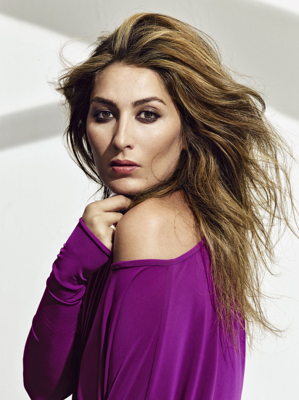 Estrella lleva un vestido de Ulises Mérida. Estilismo: José Herrera / Maquillaje y peluquería: David Bello (Mercedes Espejo) para Chanel y Shu Uemura. Ayudante de estilismo: Carolina Taviro.