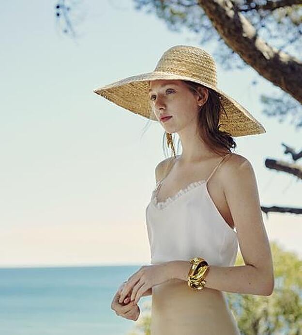 Galería. Top de seda y falda tubo de Cortana; pendiente y brazalete de Loewe.