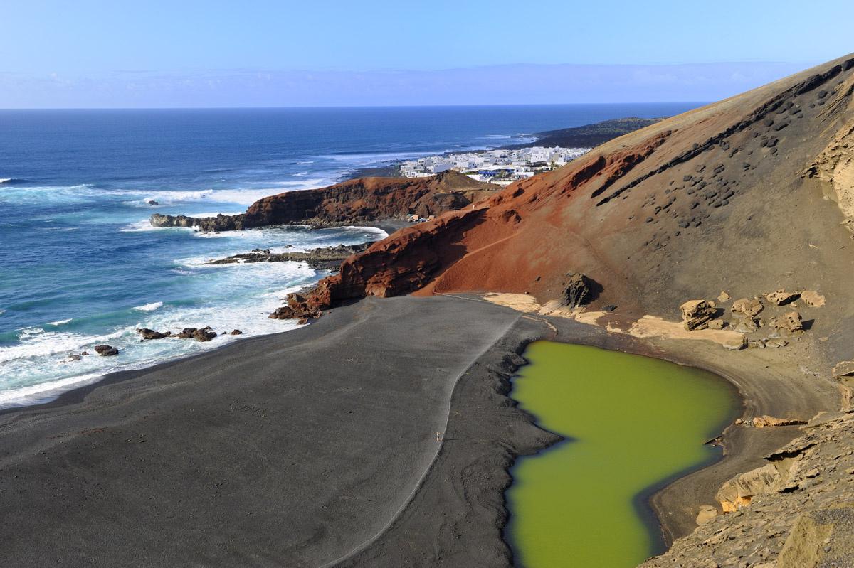 Como si de una película de ciencia ficción se tratara, el azul del mar se mezcla con la negra arena volcánica y un lago interior color verde intenso. Sin duda, una paleta de color que bien merece unas cuantas fotos en Instagram.