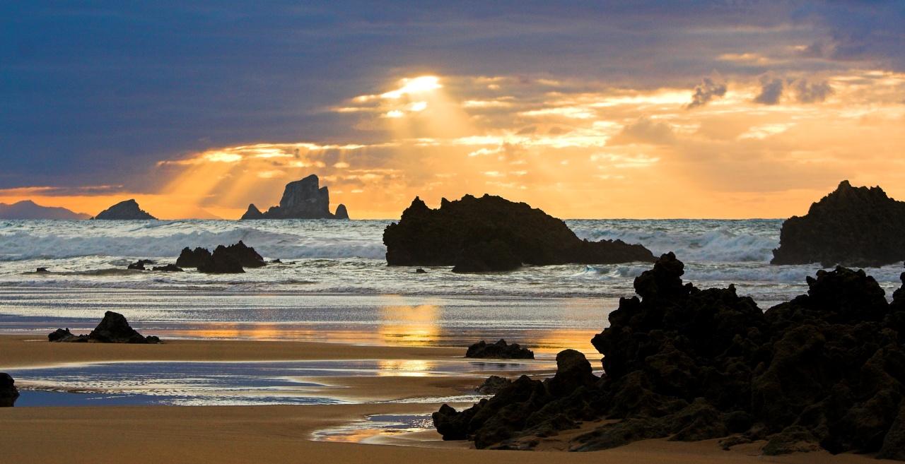 Famoso por sus acantilados, las cinco playas de Liencres son perfectas para descubrir la versión más salvaje del Cantábrico.