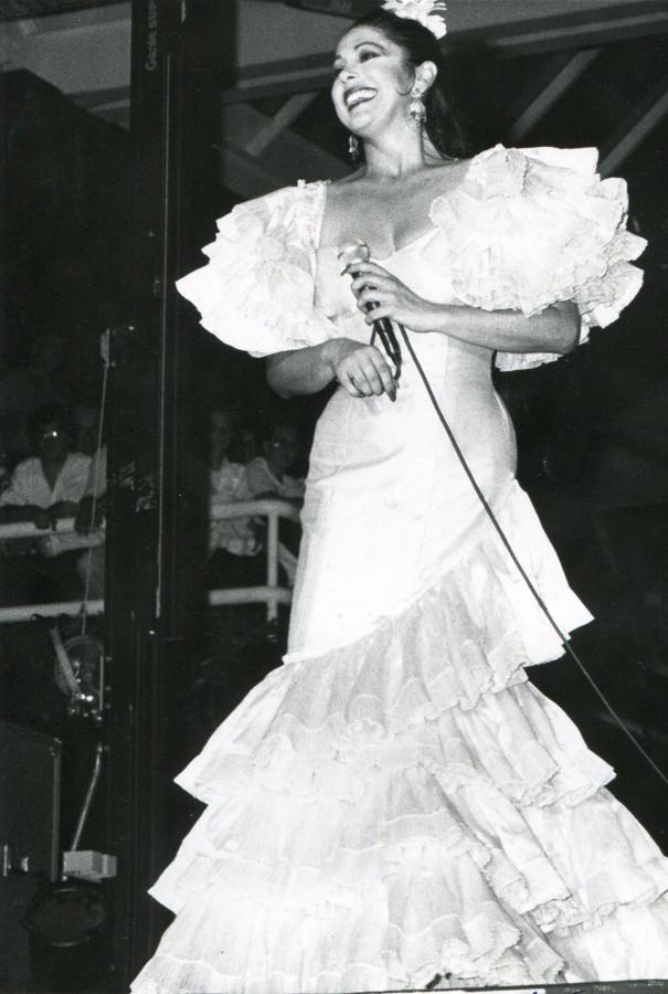 Isabel Pantoja, muy sonriente, en un concierto de la década de los 90.