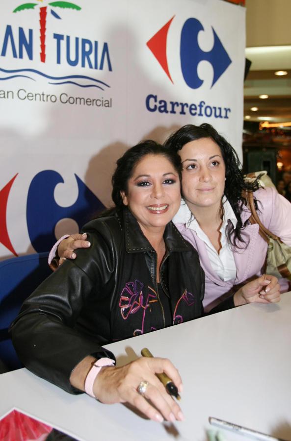 Durante los malos momentos, su público más fiel, el mismo que acudía a sus conciertos y firmas de discos, se ha mantenido a su lado.