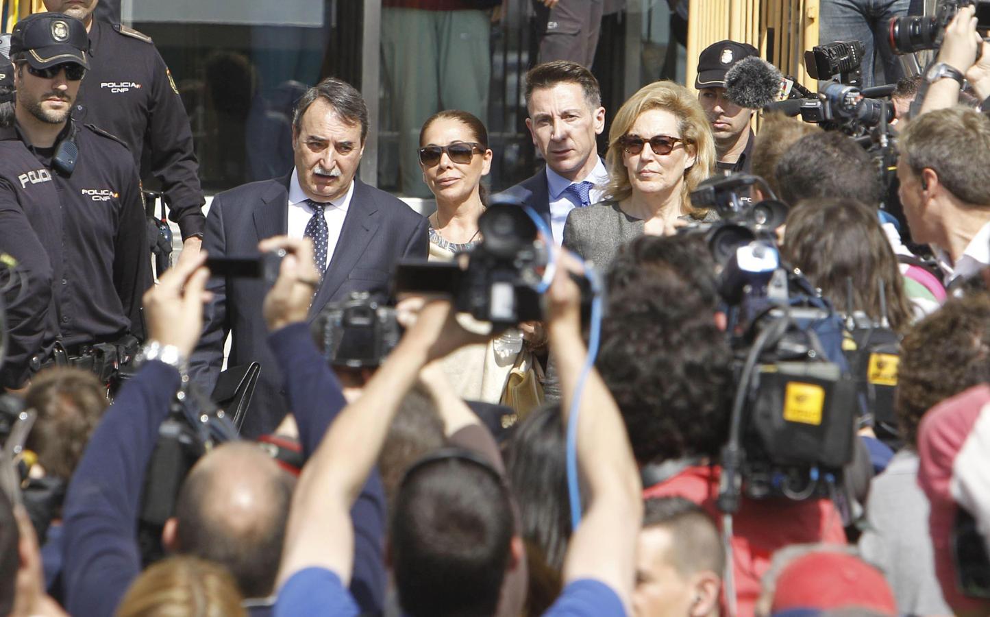 Isabel Pantoja dejó varias imágenes como esta durante el tiempo que tuvo que declara antes de que la sentencia la obligara a pasar año y medio en prisión.