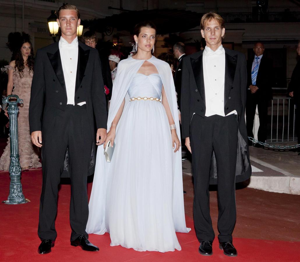 Carlota, Pierre y Andre posan a su llegada a la boda de Alberto y Charlene de Mónaco.