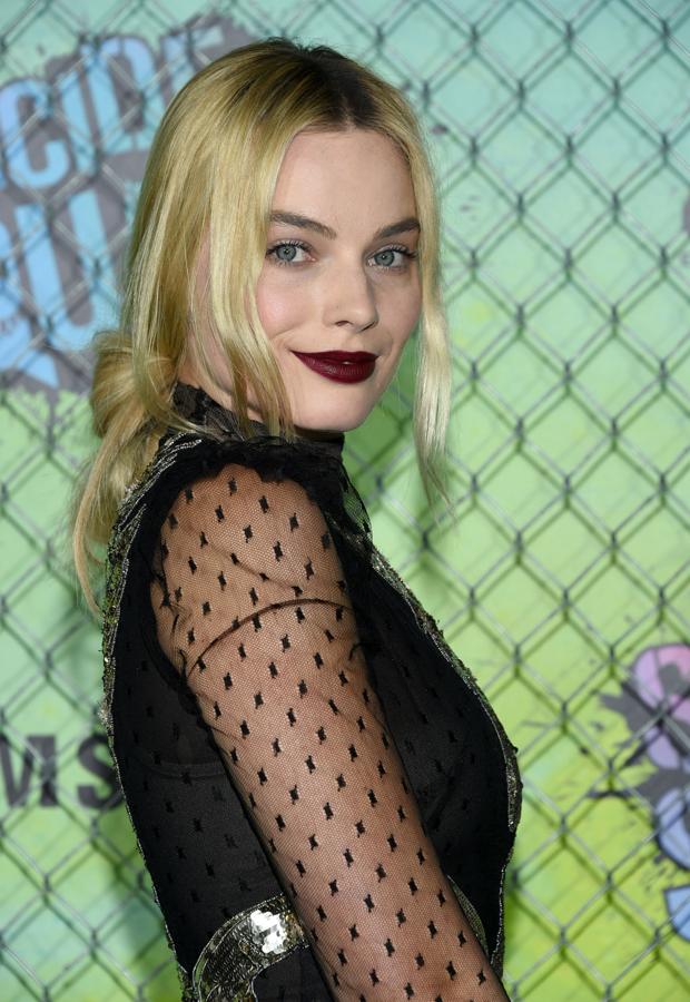 A pesar de que en verano triunfan los colores alegres, los labios 'vamp' son tendencia, siempre en eventos de noche y como hace Margot Robbie, luciéndolos con un maquillaje muy natural en el resto del rostro.