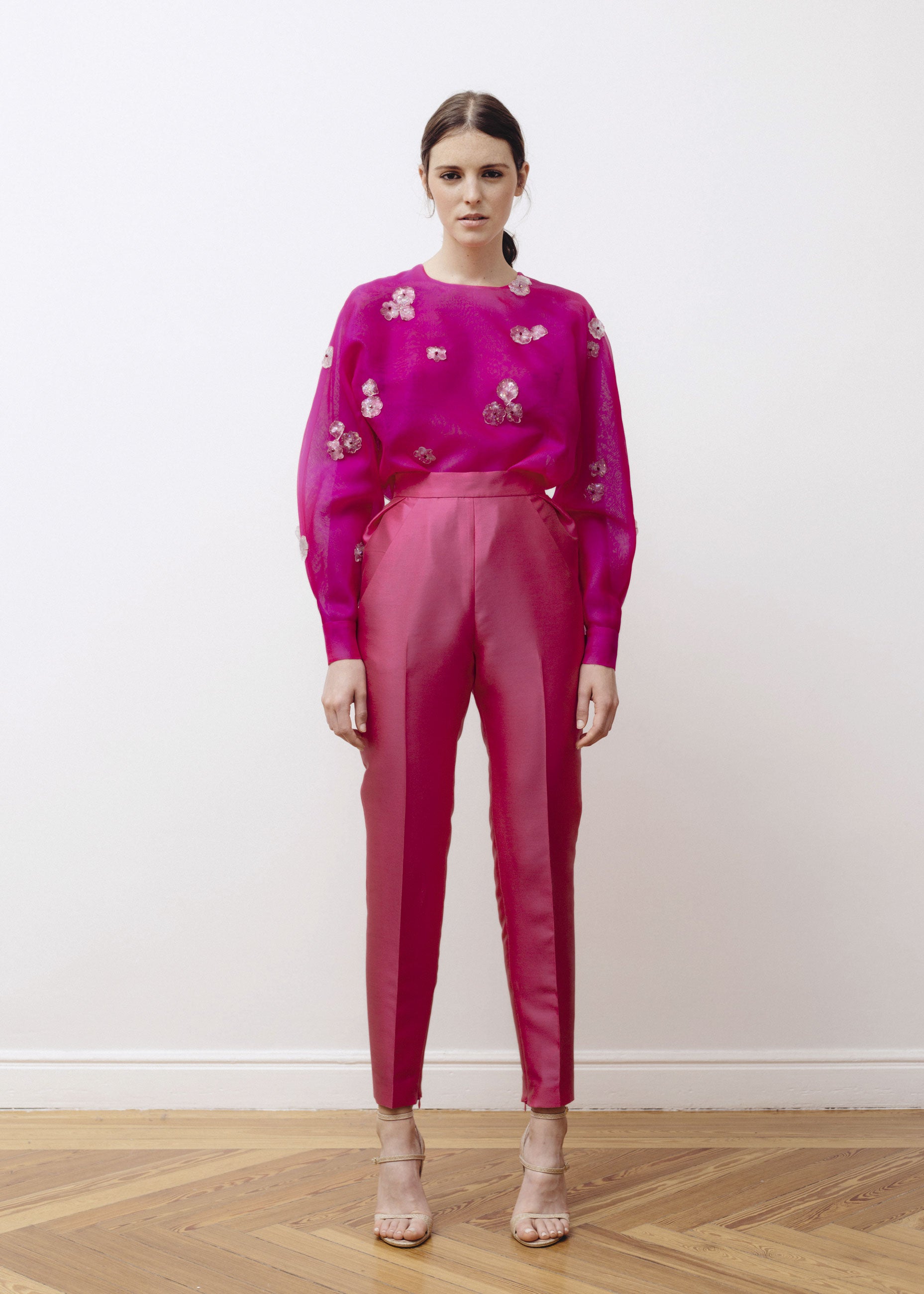 La firma formada por Antonio Burillo y Juan Carlos Fernández presenta su colección cápsula Miami, diseñada en exclusiva para el mercado americano. "Esta colección nace del deseo de expansión y combina nuestros diseños más emblemáticos con la intención, a su vez, de celebrar nuestro 10º aniversario y nuestra participación en la semana de la moda de Nueva York el próximo mes de septiembre", aseguran.