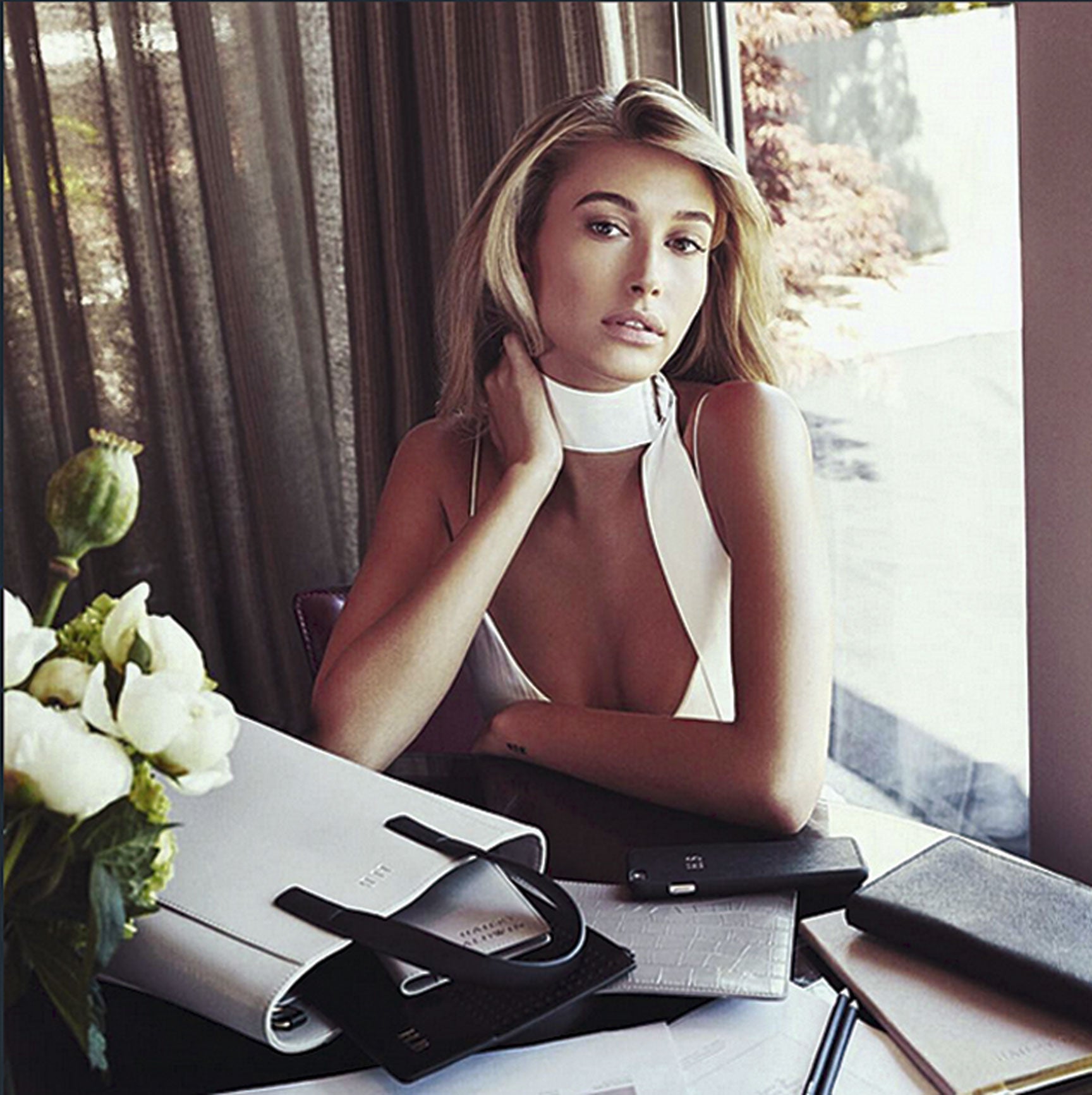 Es la teoría de la evolución de la especie. En concreto de una, la de las modelos. Como han hecho antes Kendall Jenner o Gigi Hadid, ahora Hailey Baldwin ha pasado de estar delante a estar detrás de una firma de moda y ha diseñado una colección de accesorios para The Daily Edited. (La firma ha elegido a la hija de Stephen Baldwin para crear una colección cápsula.)