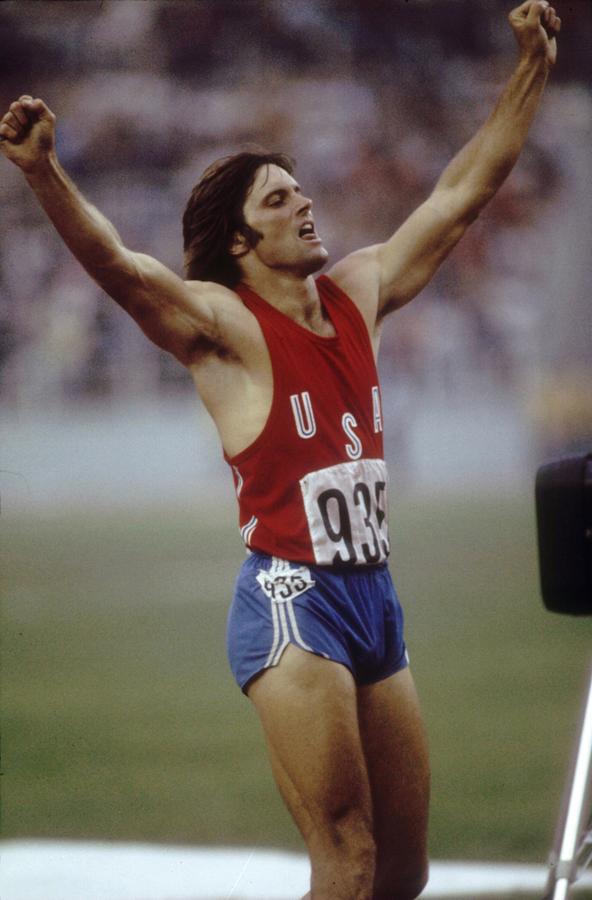 Ahora lo conocemos como el padrastro de las Kardashian y hace más de un año terminó su proceso de cambio de sexo y se rebautizó como Caitlyn Jenner, pero hace cuatro décadas era el gran atleta estadonidense que logró la medalla de oro en el decatlón de los Juegos Olímpicos de Montreal. Poco después, dejó el atletismo para dedicarse a la televisión, donde protagonizó varias series y películas, y conoció a Kris Jenner, con quien tuvo dos hijas, además de adoptar a los cuatro hijos de su ahora exesposa, de quien se divorció hace año y medio.