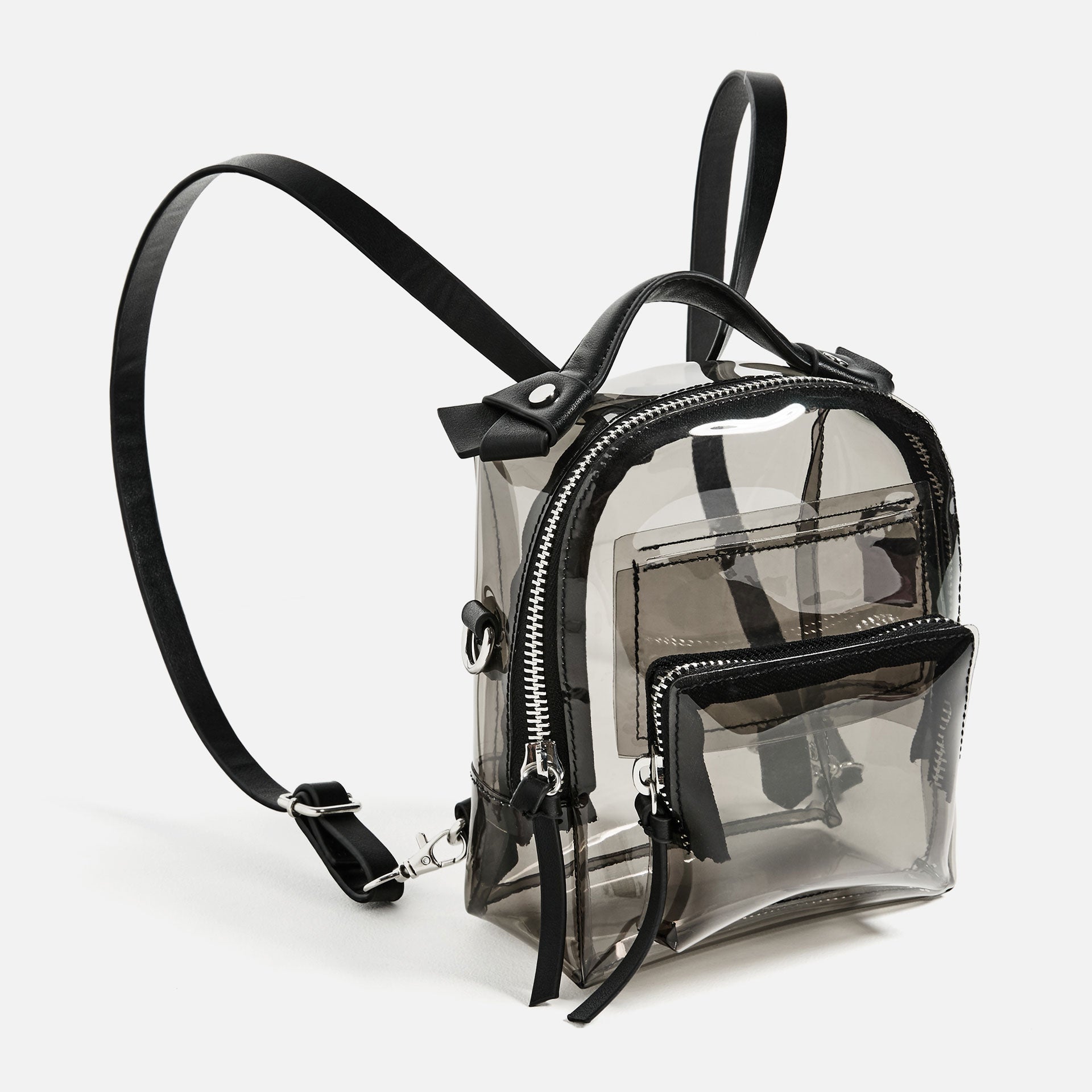 Mini mochila de vinilo de Zara. Precio: 25'95€