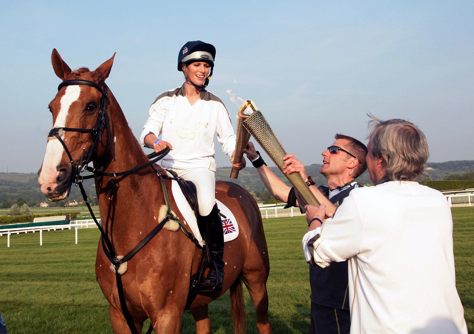 La nieta mayor de la reina Isabel II fue nombrada Miembro de la Orden del Imperio Británico hace ya nueve años por su servicio a la equitación. Es una amazona de elite que ha logrado su prestigio con títulos como el del Campeonato Mundial en Aquisgrán. Se estrenó en unos Juegos Olímpicos en la edición de Pekín, en 2008, y repitió experiencia en Londres, cuando se hizo con la medalla de plata.