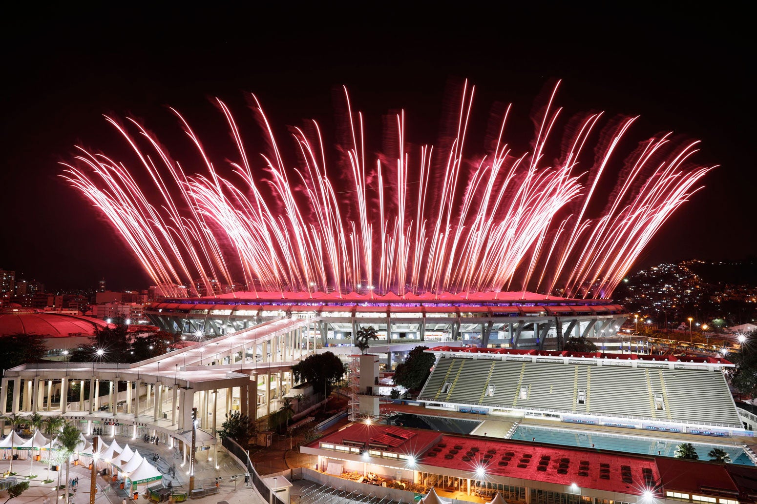 El estadio visto desde fuera con los fuegos artificiales