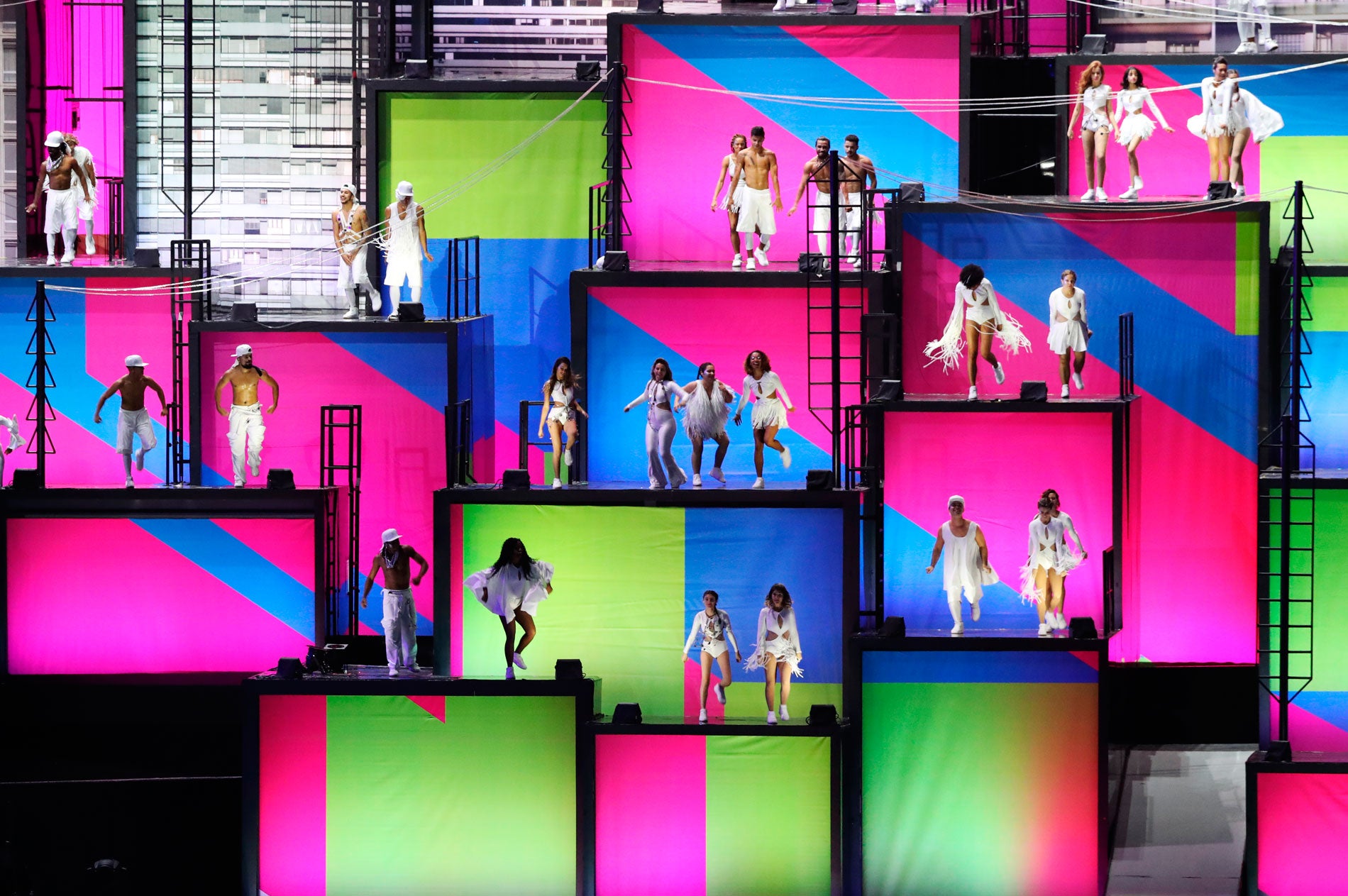 Bailarines haciendo sus actuaciones para la ceremonia de Apertura de Río 2016