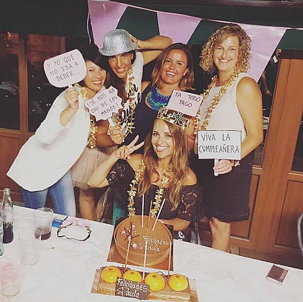 Paula Echevarría se divierte en su 39 cumpleaños jutno a unas amigas.