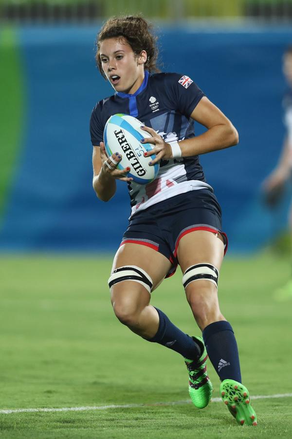 Incluso las jugadoras de rugby lucen sofisticadas manicuras: Abbie Brown pintó sus uñas en azul y rojo, homenaje a la bandera de su país: Gran Bretaña.