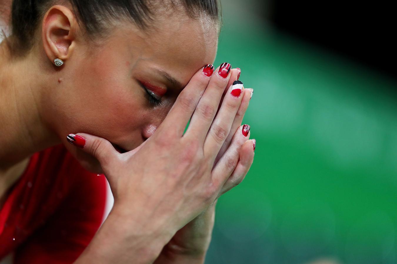 La gimnasta egipcia Sherine Elzeiny también elige los colores de la bandera de su país: rojo, negro y blanco para decorar sus uñas con diferentes diseños.