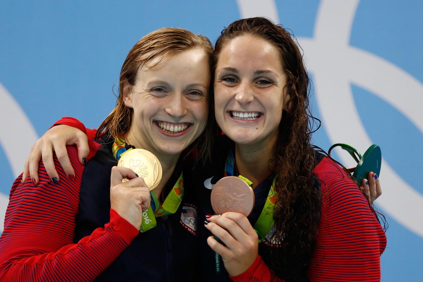 Azul y rojo, los colores de la bandera estadounidense, fueron los que eligieron las nadadoras Katie Ledecky y Leah Smith, oro y bronce, respectivamente, en los 400 libres.