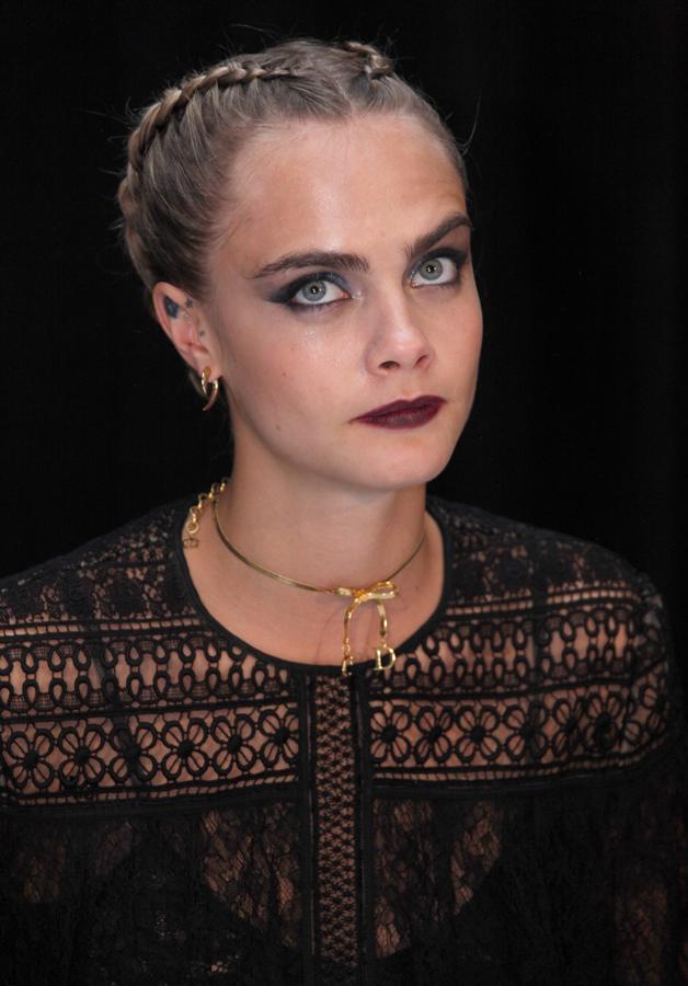 Las trenzas son también perfectas para decorar un recogido como el que lleva la ex modelo y ahora actriz Cara Delevingne.
