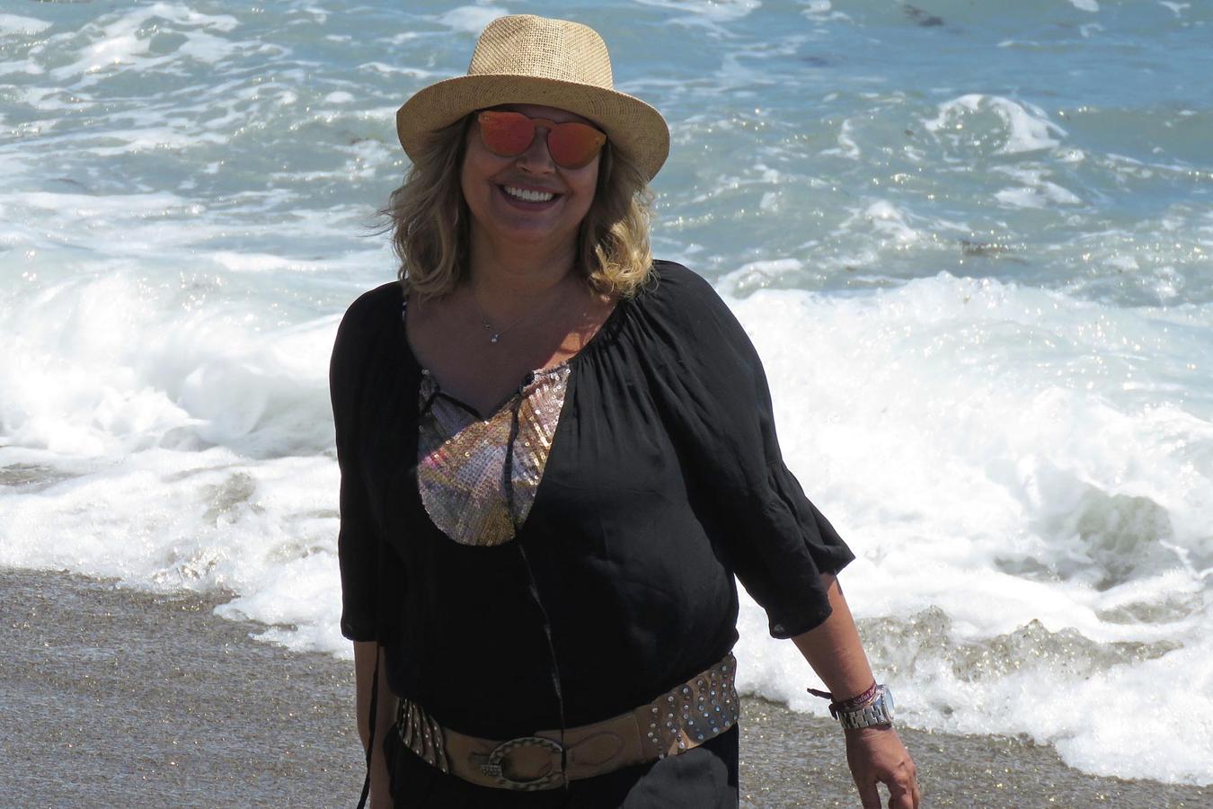 Terelu Campos posa sonriente durante unos días en Marbella en los que la pudimos ver con su amigo Juan Peña.