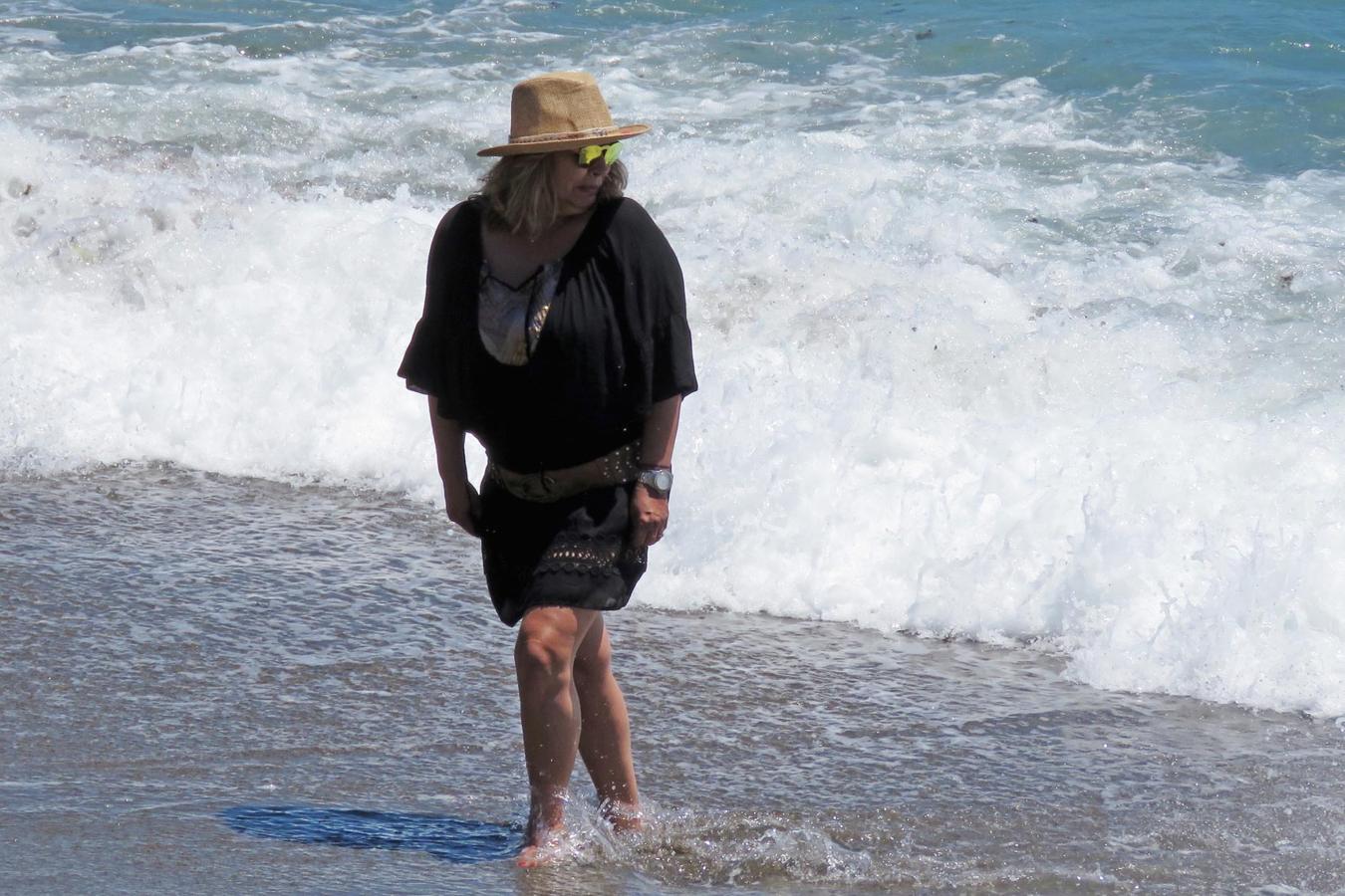 Terelu Campos atiende a sus compañeros de la prensa gráfica dejando imágenes de todo tipo.