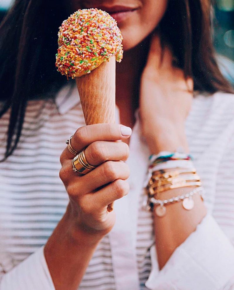 Una foto con un helado original y colorido.