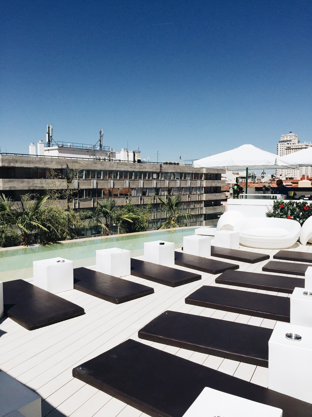 Si quieres disfrutar de un ambiente relajado tu terraza ideal será Gymage. El espacio sigue la filosofía de lujo a precio asequible que existe en todo el resort urbano Gymage además dispones de servicio de restaurante tanto en el interior como en la zona de solarium.