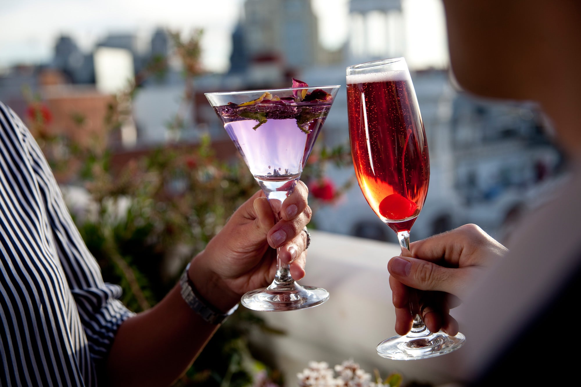 Disfruta de las vistas panorámicas de todos los rincones y edificios emblemáticos de la ciudad como el Metrópolis o calles como la Gran Vía.