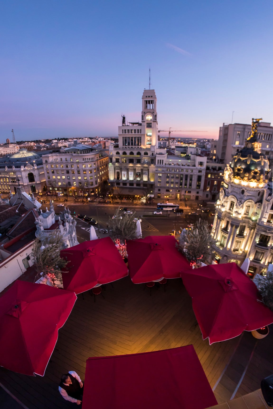 Disfruta de las vistas panorámicas de todos los rincones y edificios emblemáticos de la ciudad como el Metrópolis o calles como la Gran Vía.