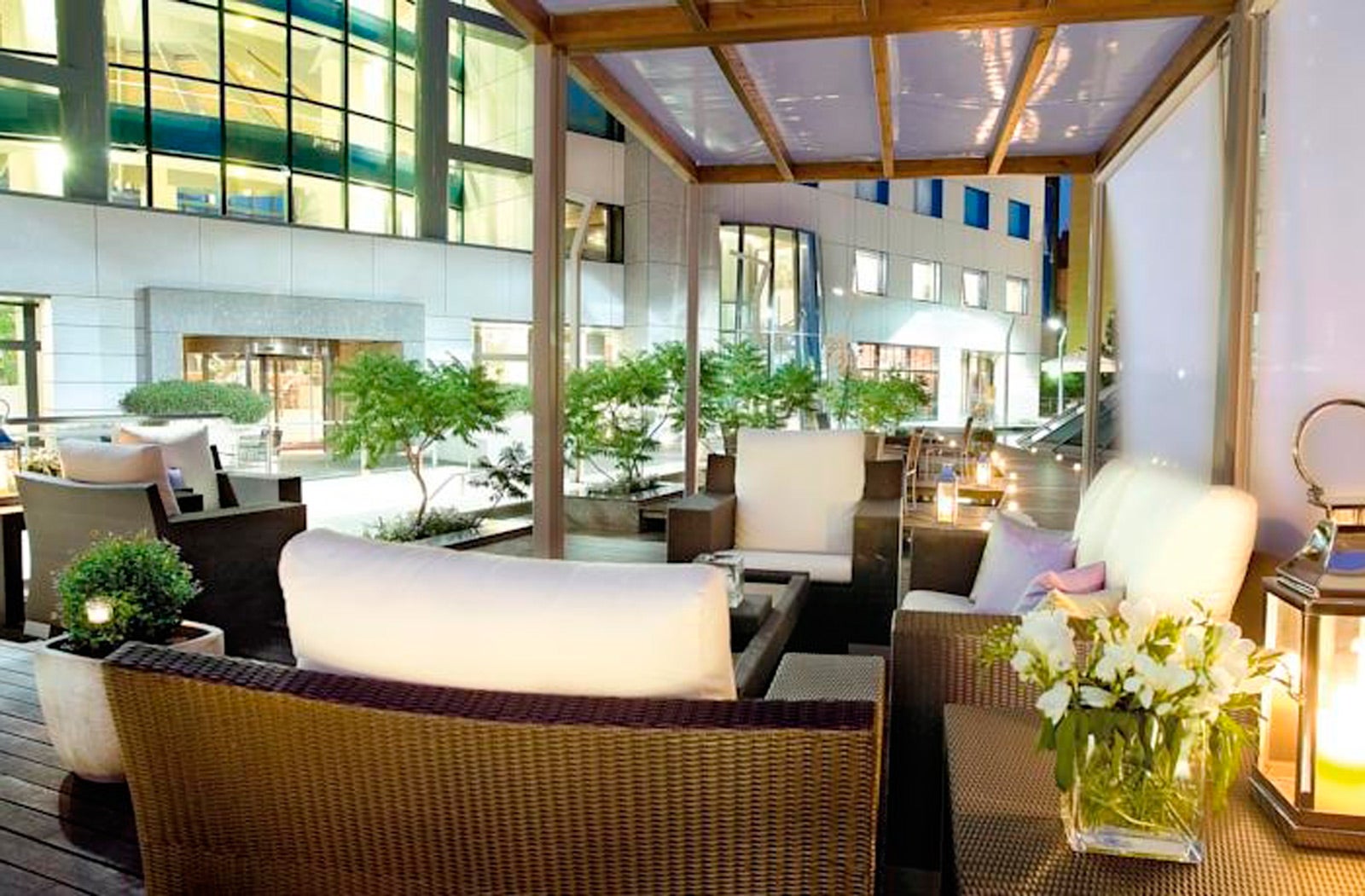 The garden es un refrescante oasis en Madrid junto a la espectacular piscina exterior del hotel Eurostars Suites Mirasierra 5*. The Garden ofrece una cuidada gastronomía, donde las especialidades japonesas tienen especial protagonismo.