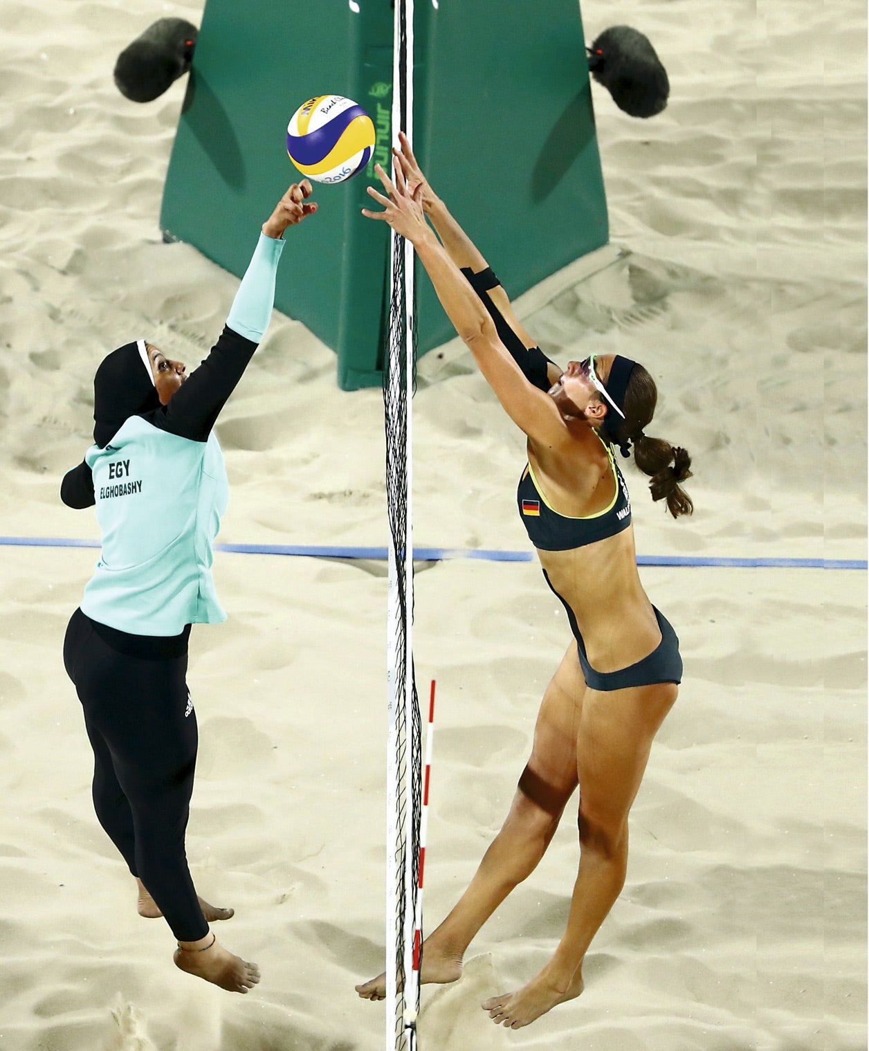 Las alemanas compitieron con un biquini. Las egipcias, totalmente cubiertas. El partido de voley fue una metáfora la situación de las mujeres en el mundo.