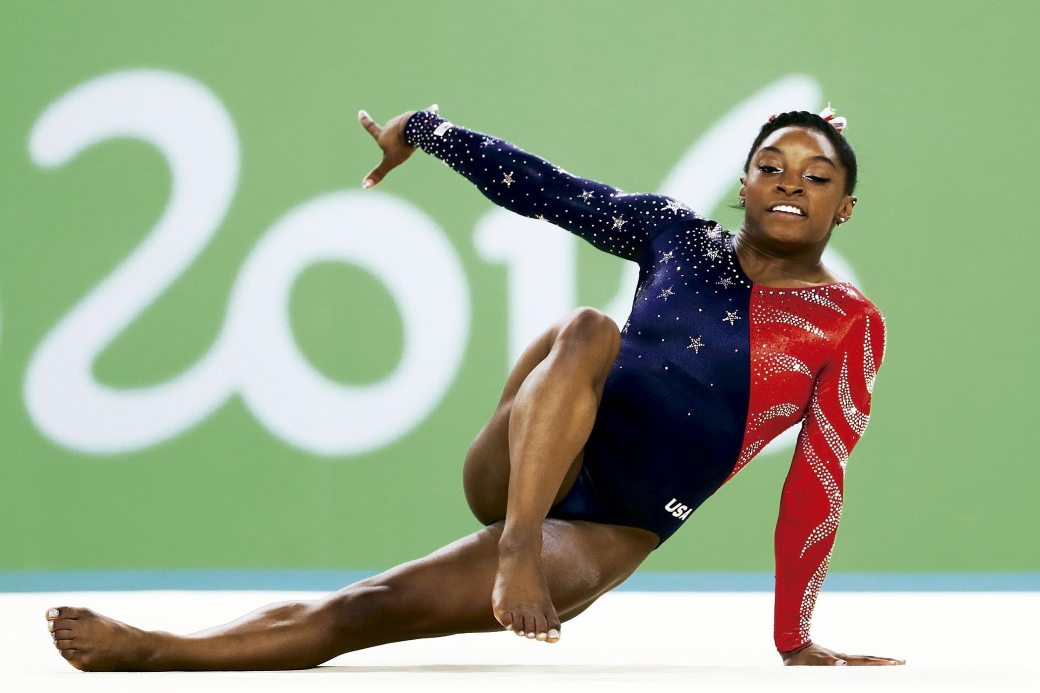 Simone Biles. Gimnasta, 19 años. EE.UU.Mide 1,45 m, pero es la gran protagonista de los Juegos y la gimnasta con más oros en la historia de los Campeonatos del Mundo, 10. Pero su vida no ha sido fácil. Su madre la abandonó a ella y a sus hermanos por problemas con la droga y fue adoptada por su abuelo.