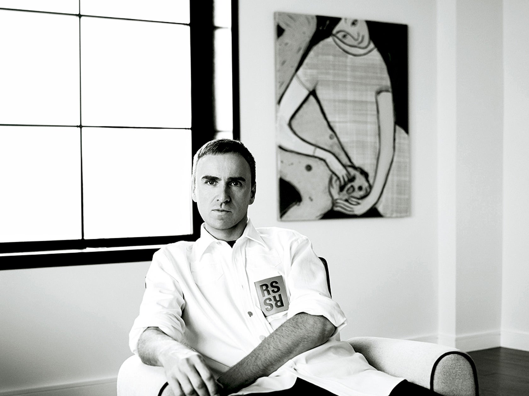 Cuando Francisco Costa abandonó la dirección creativa de Calvin Klein, todas los rumores apuntaban a que Raf Simons ocuparía el puesto. Y así ha sido. El diseñador belga ha llenado la vacante cuando no se ha cumplido ni un año desde su salida de Dior. ¿Seguirá Simons la línea minimalista de la firma americana?