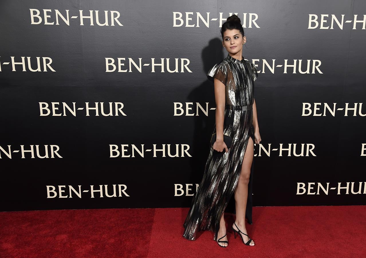 La actriz posa a su llegada a la alfombra roja desplegada en el Teatro Chino de Los Ángeles