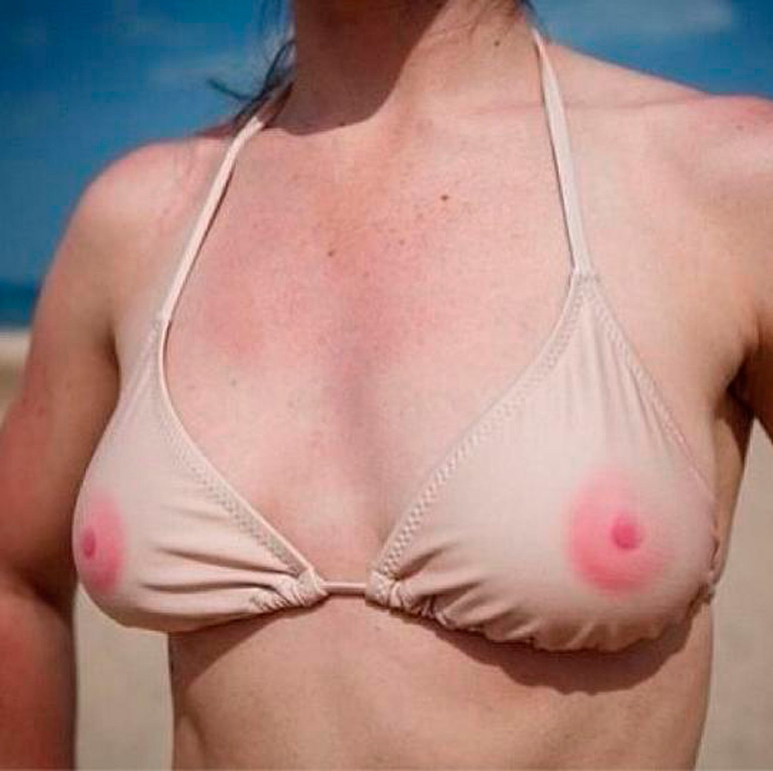 Car Delevingne subí una foto de este bikini que llevaba Suki Waterhouse