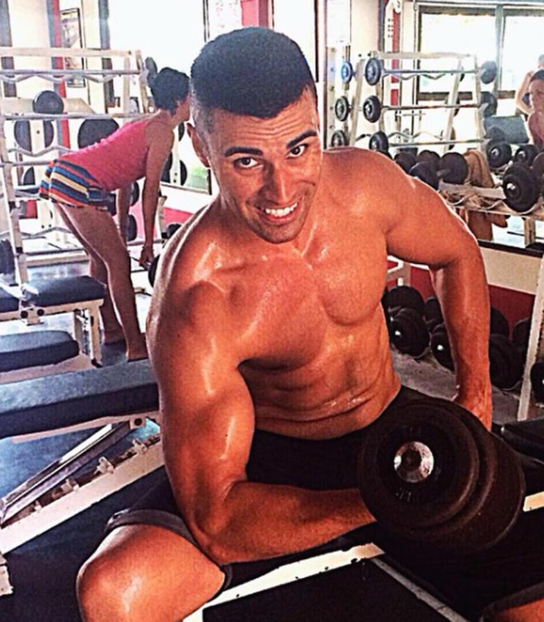 Así pone a tono su musculatura un taekwondista olímpico.