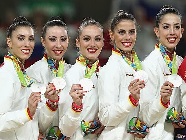 El equipo de gimnasia rítmica español con las medallas de plata
