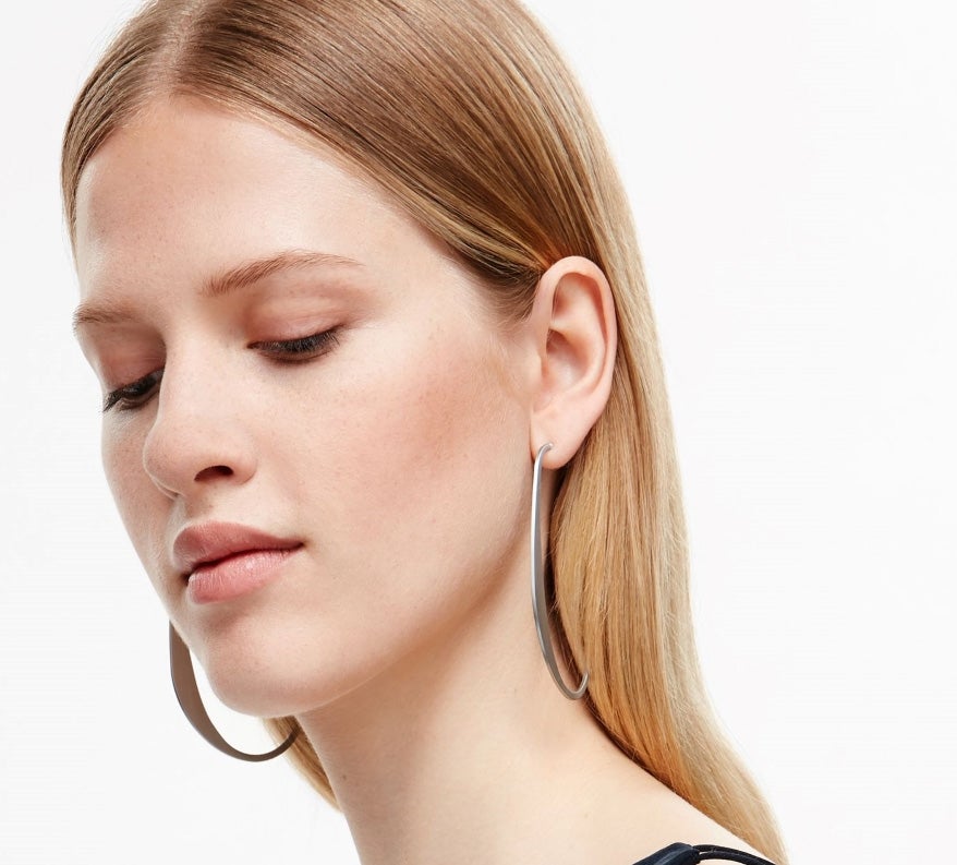 Minimalistas pero en tamaño maxi, así son estos pendientes de Cos (Precio: 25 euros)