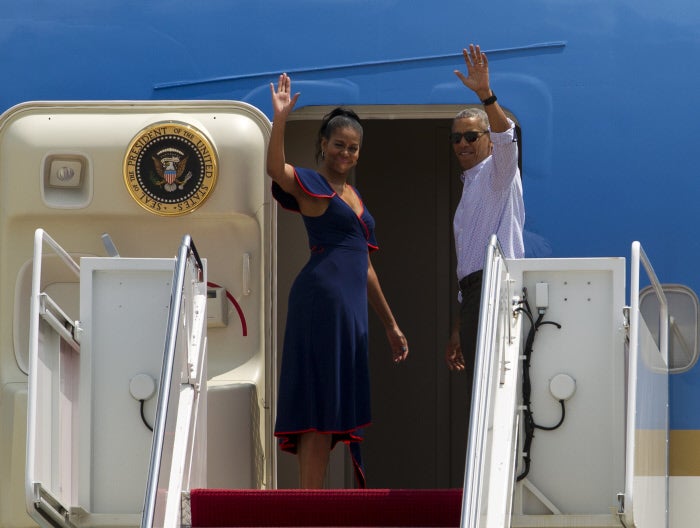 A su llegada a Martha's Vineyard, Michelle Obama lució un favorecedor vestido azul marino con ribete rojo en contraste de Tory Burch.