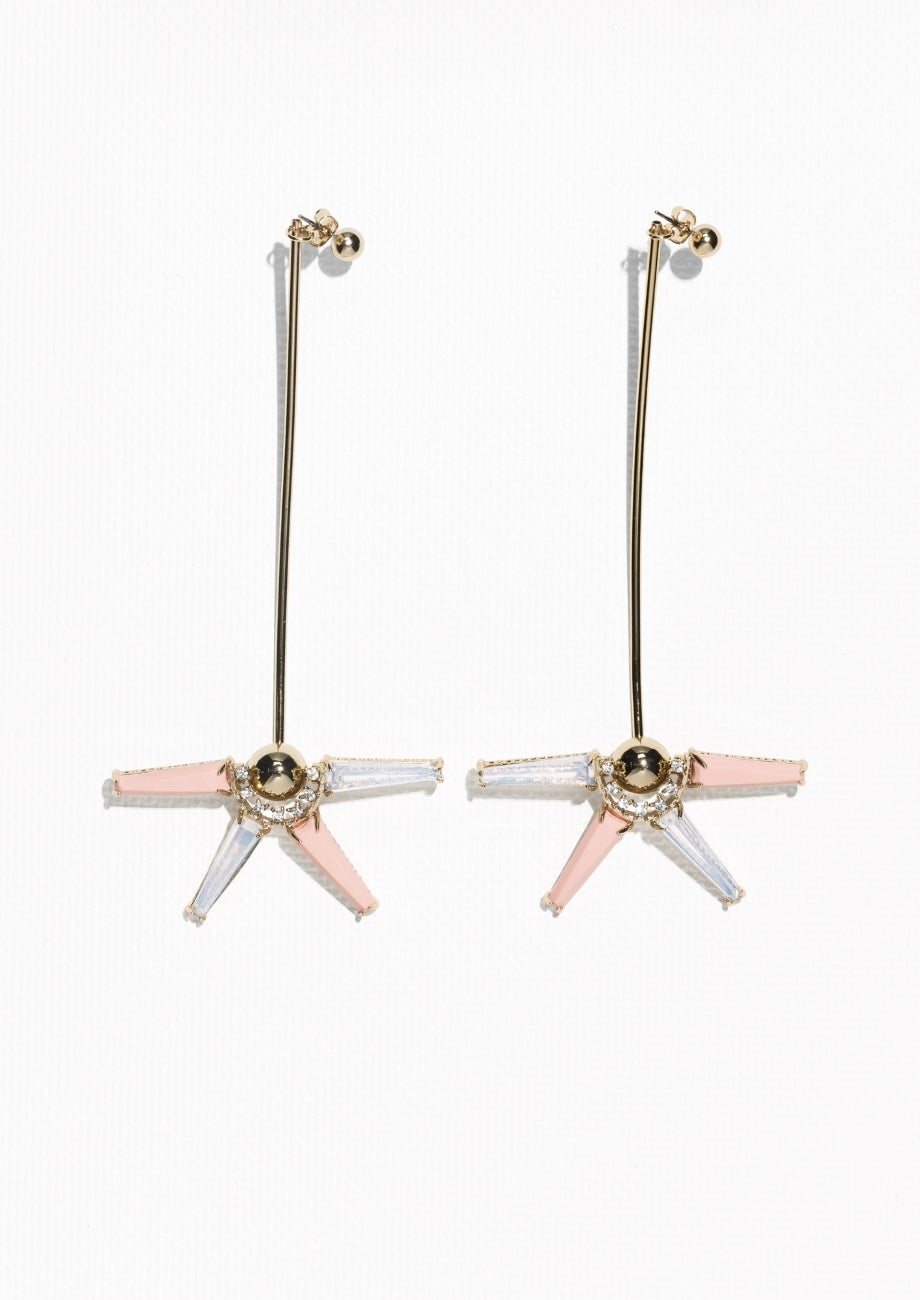 Con cistiales de colores, pendientes en forma de flor de la firma &Other Stories (Precio: 55 euros)